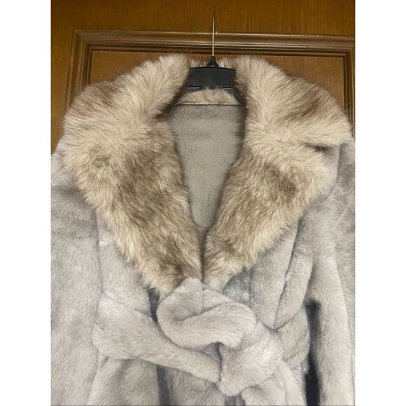 Very nice faux fur coat - Picture 2 of 4